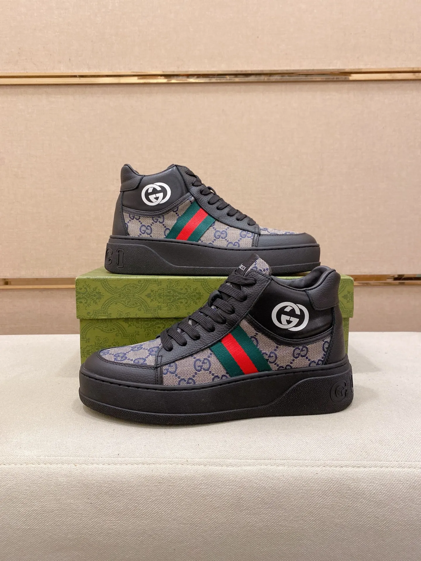Factory price: 442💰 (GUCCI) The latest model from the official website🎁🎁Casual and fashionable men's shoes👟, hot style💥The style is simple and elegant, exclusive for trendy men. Unique official website's latest brand elements👑original Gucci decoration, fashionable and generous, the fabric is original cowhide ✅sheepskin lining, the official website specifies wear-resistant casual outsole, the classic model is taken in kind at the counter🎬38-44 (can be customized for 45 non-refundable)